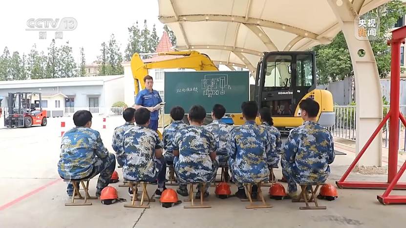 图片包含 人, 户外, 军事, 男人 AI 生成的内容可能不正确。