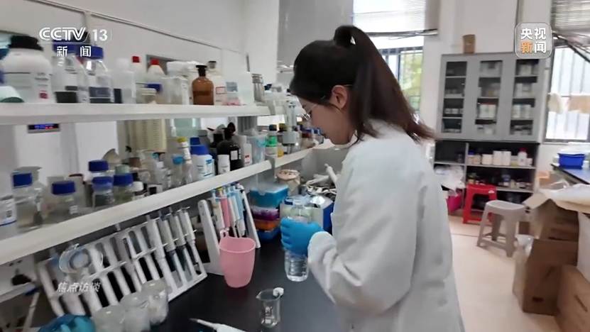 穿白色衣服的人在厨房里 AI 生成的内容可能不正确。