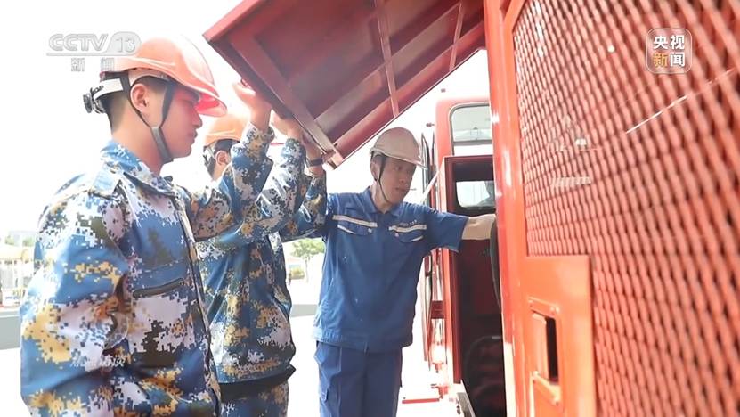 图片包含 游戏机, 站, 男人 AI 生成的内容可能不正确。