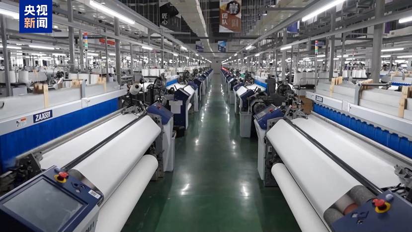 蓝色的火车在站台旁 AI 生成的内容可能不正确。