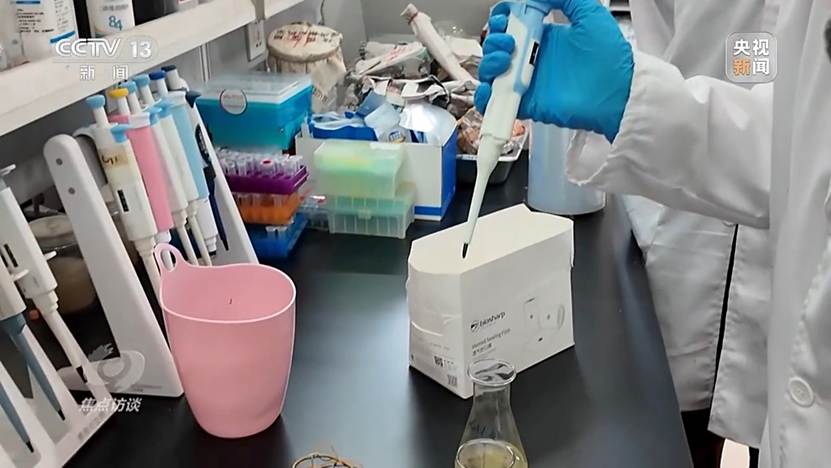 图片包含 室内, 桌子, 人, 女人 AI 生成的内容可能不正确。