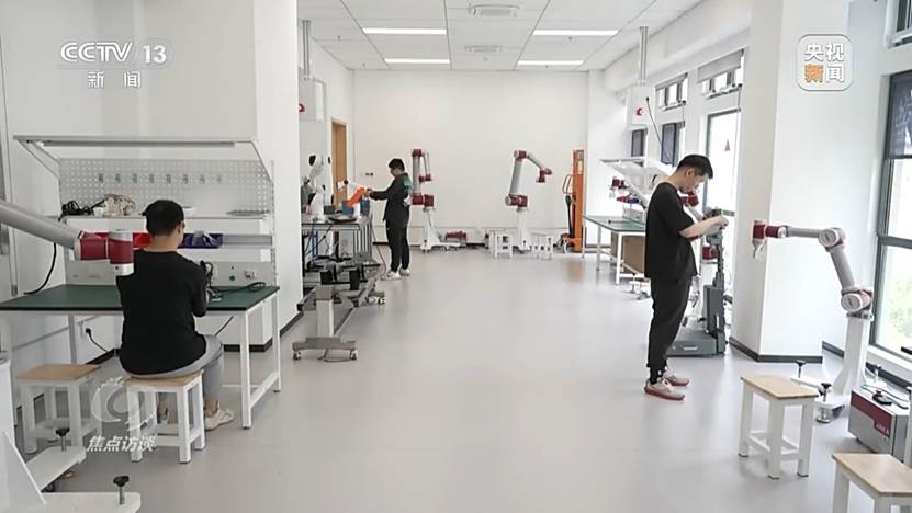 厨房里的人们 AI 生成的内容可能不正确。