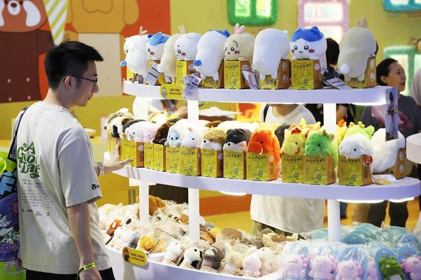 图片包含 室内, 桌子, 站, 男人 AI 生成的内容可能不正确。