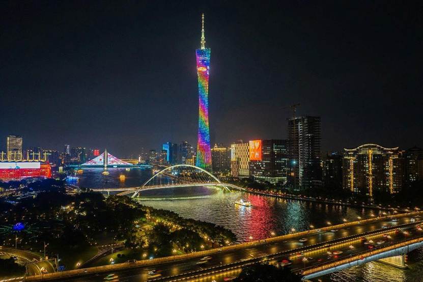 夜晚建筑亮着灯的桥 AI 生成的内容可能不正确。