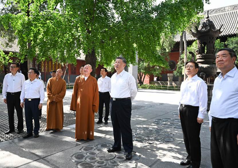 一群人站在街道上 AI 生成的内容可能不正确。