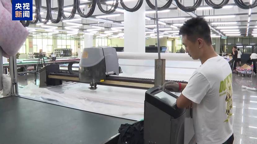 图片包含 室内, 桌子, 站, 男人 AI 生成的内容可能不正确。