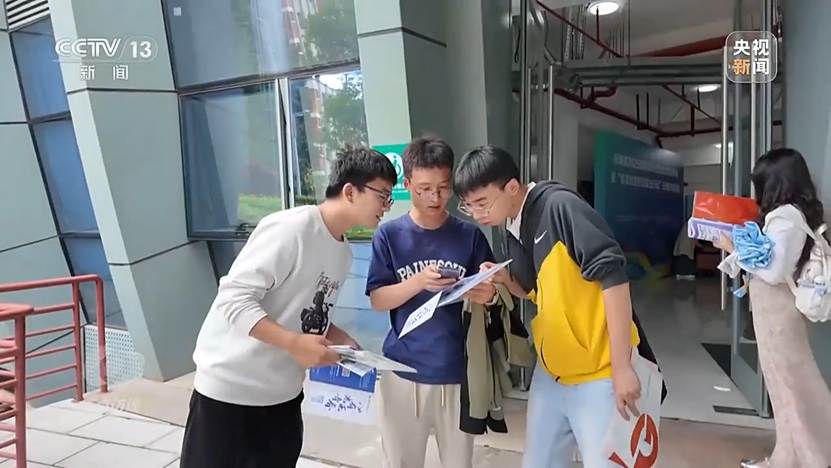 图片包含 男人, 站, 年轻, 游戏机 AI 生成的内容可能不正确。