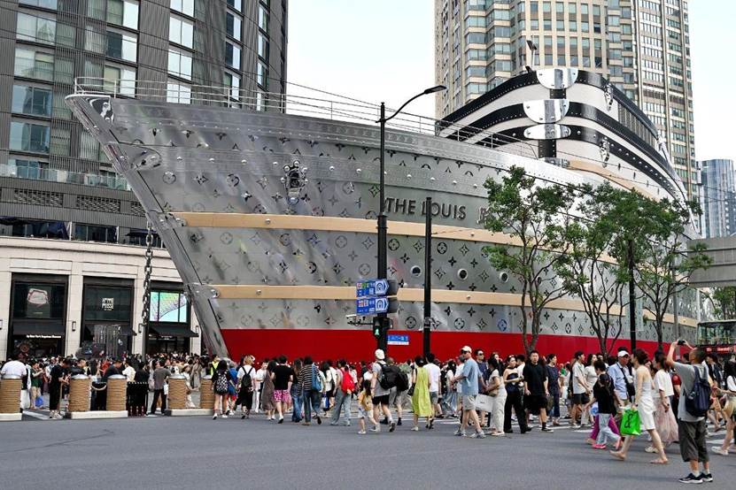 人们走在建筑前 AI 生成的内容可能不正确。