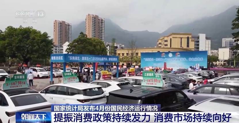 路上有许多车 AI 生成的内容可能不正确。