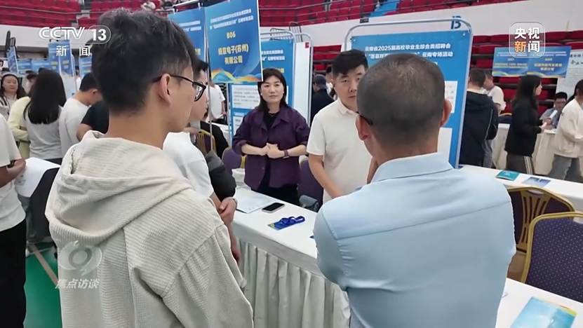 图片包含 游戏机, 桌子, 男人, 房间 AI 生成的内容可能不正确。