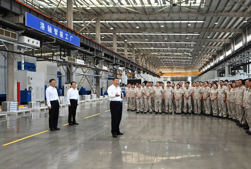 人们站在火车旁 AI 生成的内容可能不正确。