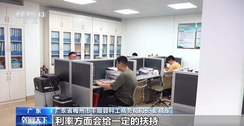 电脑前的男人 AI 生成的内容可能不正确。