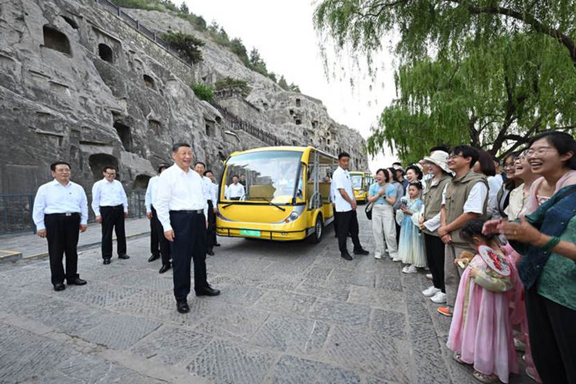 一群人走在路上的车辆 AI 生成的内容可能不正确。