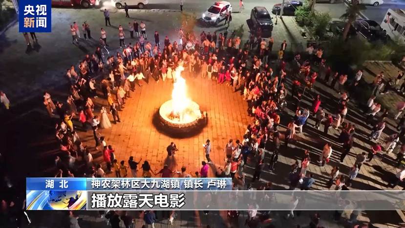 图片包含 男人, 蛋糕, 大, 桌子 AI 生成的内容可能不正确。